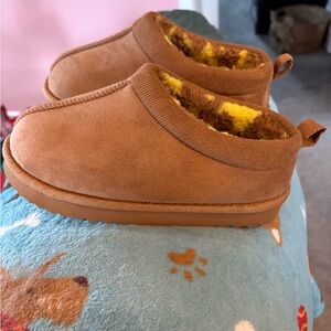 Baby size cozy Slip-On Shearling-Lined Slippers in Chestnut